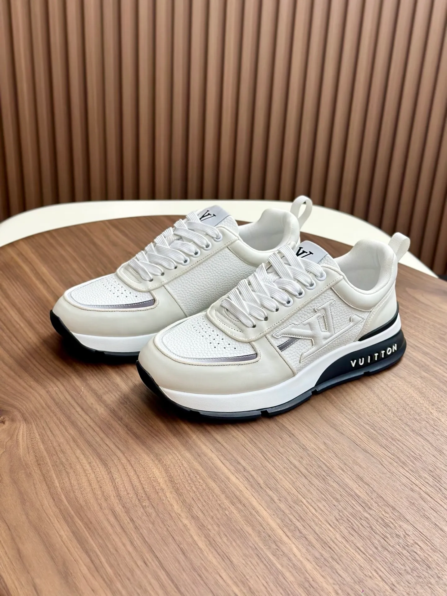 Men's shoes💰820 Lv 🔍Top purchasing agent🇮🇹 Louis Vuitton, the sports sneaker counter is synchronized, the uppers are imported from Italy, high-quality splicing colorful and complex crafts, the imported mesh padding is soft and comfortable, soles: original soles specially provided by the original factory, T men's men's shoes 💰U exclusive movable molded soles are super comfortable, original factory and single goods, 🔍🔍high quality, you can enter and leave the counter at will, welcome to compare, code number 38-44 (customized 45)